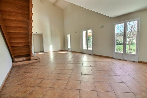 Maison familiale T5 de 120 m² avec 4 chambres, garage et terrain de 3 000 m² proche Aix-en-Provence