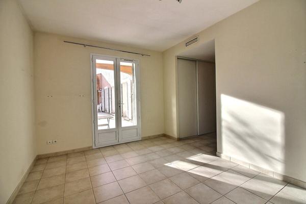 Maison familiale T5 de 120 m² avec 4 chambres, garage et terrain de 3 000 m² proche Aix-en-Provence