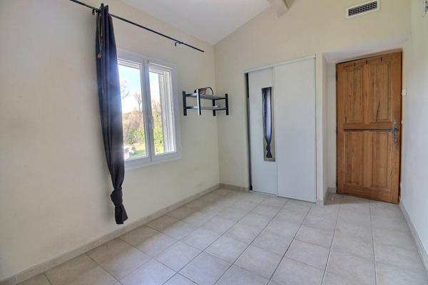 Maison familiale T5 de 120 m² avec 4 chambres, garage et terrain de 3 000 m² proche Aix-en-Provence