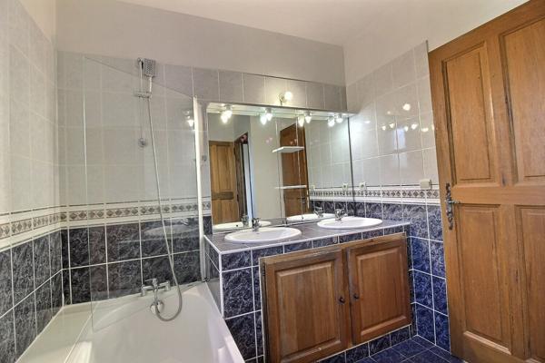 Maison familiale T5 de 120 m² avec 4 chambres, garage et terrain de 3 000 m² proche Aix-en-Provence