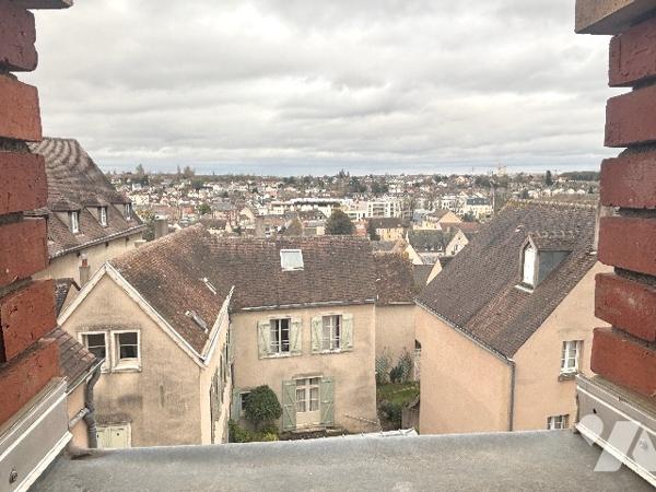 CHARTRES HISTORIQUE, VIEILLE VILLE
BEAU 3 PIECES 67.10m² CARREZ 3ème et DERNIER ETAGE