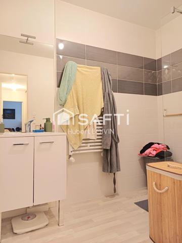 Très bel Appartement adapté PMR en Rez-de-jardin surélevé, Centre ville, cuisine aménagée/ équipée...Très lumineux...