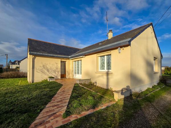 Maison individuelle avec hangar sur parcelle constructible.