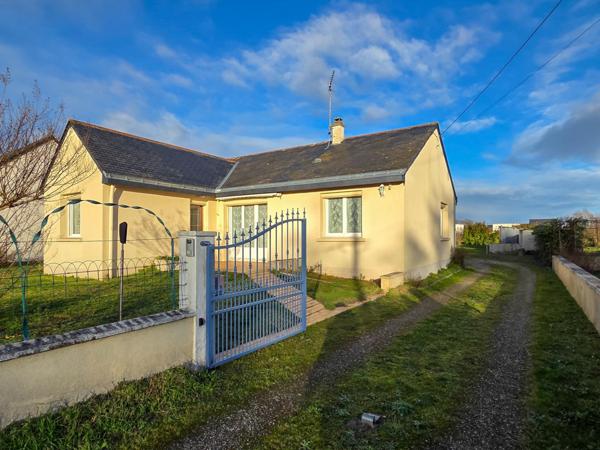 Maison individuelle avec hangar sur parcelle constructible.