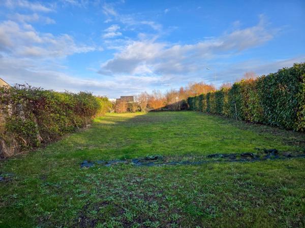 Maison individuelle avec hangar sur parcelle constructible.