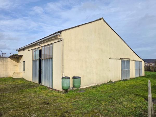 Maison individuelle avec hangar sur parcelle constructible.