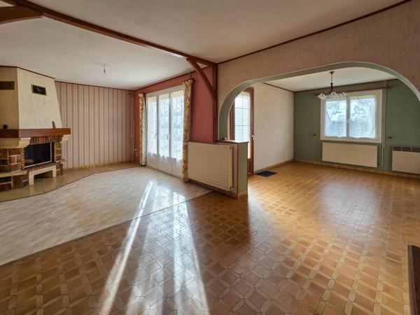 Maison individuelle avec hangar sur parcelle constructible.