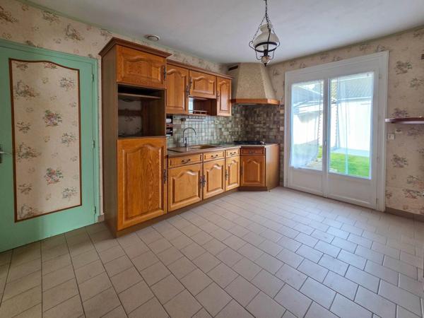 Maison individuelle avec hangar sur parcelle constructible.