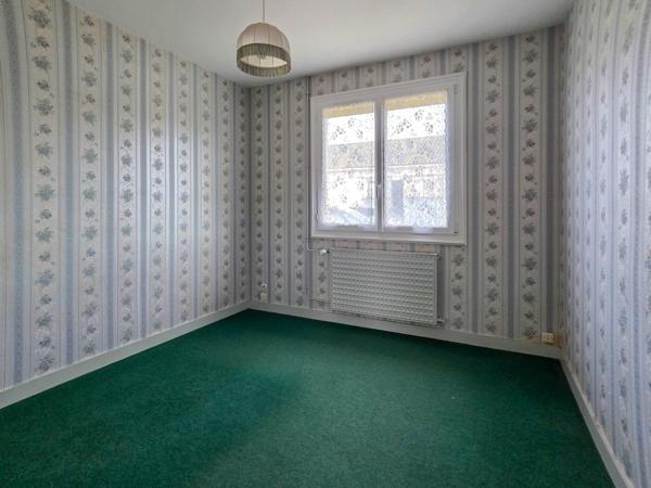 Maison individuelle avec hangar sur parcelle constructible.