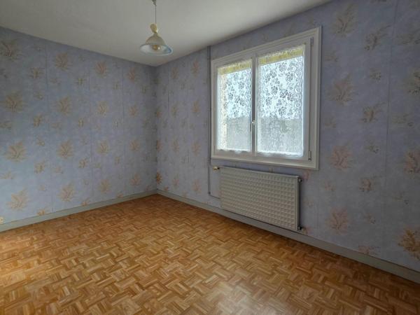 Maison individuelle avec hangar sur parcelle constructible.