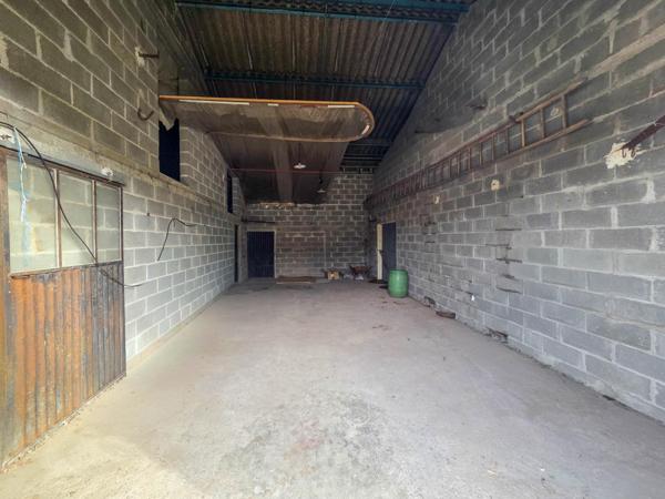 Maison individuelle avec hangar sur parcelle constructible.