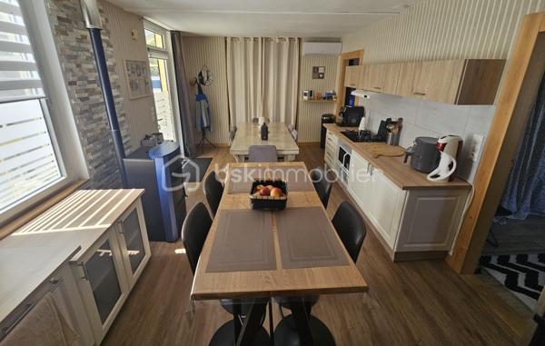 Jolie maison au calme avec potentiel d'agrandissement

Venez découvrir cette charmante maison d'environ 60 m² habitables, située au calme et implantée sur une parcelle clôturée de 280 m².

Elle se compose d'une agréable pièce de vie d'environ 23 m² avec espace cuisine et coin repas, de deux chambres ainsi que d'une salle de bains avec douche.

Côté confort : la maison est équipée d'une pompe à chaleur, climatisation, ainsi que d'un poêle à granulés. Les fenêtres sont en double vitrage et le bien est raccordé à l'assainissement collectif.

Un garage complète le bien et offre un espace de rangement ou de stationnement appréciable.

La maison dispose également de combles aménageables, offrant la possibilité de créer environ 30 m² supplémentaires et ainsi d'augmenter considérablement la surface habitable selon vos projets.

Avec son extérieur clôturé, son environnement calme et son beau potentiel d'évolution, cette maison conviendra aussi bien à un premier achat, un projet familial ou un investissement locatif.

✨ Une jolie maisonnette pleine de potentiel à découvrir sans tarder !