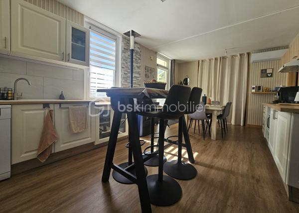 Jolie maison au calme avec potentiel d'agrandissement

Venez découvrir cette charmante maison d'environ 60 m² habitables, située au calme et implantée sur une parcelle clôturée de 280 m².

Elle se compose d'une agréable pièce de vie d'environ 23 m² avec espace cuisine et coin repas, de deux chambres ainsi que d'une salle de bains avec douche.

Côté confort : la maison est équipée d'une pompe à chaleur, climatisation, ainsi que d'un poêle à granulés. Les fenêtres sont en double vitrage et le bien est raccordé à l'assainissement collectif.

Un garage complète le bien et offre un espace de rangement ou de stationnement appréciable.

La maison dispose également de combles aménageables, offrant la possibilité de créer environ 30 m² supplémentaires et ainsi d'augmenter considérablement la surface habitable selon vos projets.

Avec son extérieur clôturé, son environnement calme et son beau potentiel d'évolution, cette maison conviendra aussi bien à un premier achat, un projet familial ou un investissement locatif.

✨ Une jolie maisonnette pleine de potentiel à découvrir sans tarder !