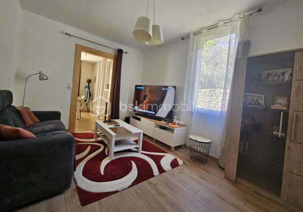 Jolie maison au calme avec potentiel d'agrandissement

Venez découvrir cette charmante maison d'environ 60 m² habitables, située au calme et implantée sur une parcelle clôturée de 280 m².

Elle se compose d'une agréable pièce de vie d'environ 23 m² avec espace cuisine et coin repas, de deux chambres ainsi que d'une salle de bains avec douche.

Côté confort : la maison est équipée d'une pompe à chaleur, climatisation, ainsi que d'un poêle à granulés. Les fenêtres sont en double vitrage et le bien est raccordé à l'assainissement collectif.

Un garage complète le bien et offre un espace de rangement ou de stationnement appréciable.

La maison dispose également de combles aménageables, offrant la possibilité de créer environ 30 m² supplémentaires et ainsi d'augmenter considérablement la surface habitable selon vos projets.

Avec son extérieur clôturé, son environnement calme et son beau potentiel d'évolution, cette maison conviendra aussi bien à un premier achat, un projet familial ou un investissement locatif.

✨ Une jolie maisonnette pleine de potentiel à découvrir sans tarder !