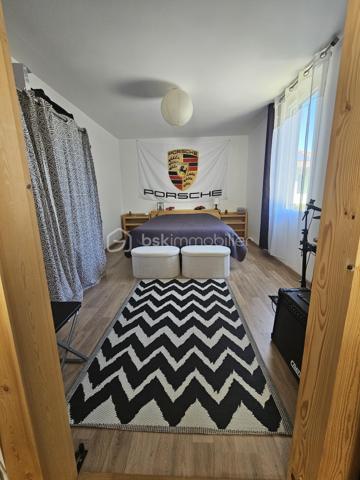 Jolie maison au calme avec potentiel d'agrandissement

Venez découvrir cette charmante maison d'environ 60 m² habitables, située au calme et implantée sur une parcelle clôturée de 280 m².

Elle se compose d'une agréable pièce de vie d'environ 23 m² avec espace cuisine et coin repas, de deux chambres ainsi que d'une salle de bains avec douche.

Côté confort : la maison est équipée d'une pompe à chaleur, climatisation, ainsi que d'un poêle à granulés. Les fenêtres sont en double vitrage et le bien est raccordé à l'assainissement collectif.

Un garage complète le bien et offre un espace de rangement ou de stationnement appréciable.

La maison dispose également de combles aménageables, offrant la possibilité de créer environ 30 m² supplémentaires et ainsi d'augmenter considérablement la surface habitable selon vos projets.

Avec son extérieur clôturé, son environnement calme et son beau potentiel d'évolution, cette maison conviendra aussi bien à un premier achat, un projet familial ou un investissement locatif.

✨ Une jolie maisonnette pleine de potentiel à découvrir sans tarder !