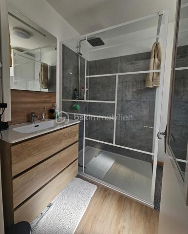 Jolie maison au calme avec potentiel d'agrandissement

Venez découvrir cette charmante maison d'environ 60 m² habitables, située au calme et implantée sur une parcelle clôturée de 280 m².

Elle se compose d'une agréable pièce de vie d'environ 23 m² avec espace cuisine et coin repas, de deux chambres ainsi que d'une salle de bains avec douche.

Côté confort : la maison est équipée d'une pompe à chaleur, climatisation, ainsi que d'un poêle à granulés. Les fenêtres sont en double vitrage et le bien est raccordé à l'assainissement collectif.

Un garage complète le bien et offre un espace de rangement ou de stationnement appréciable.

La maison dispose également de combles aménageables, offrant la possibilité de créer environ 30 m² supplémentaires et ainsi d'augmenter considérablement la surface habitable selon vos projets.

Avec son extérieur clôturé, son environnement calme et son beau potentiel d'évolution, cette maison conviendra aussi bien à un premier achat, un projet familial ou un investissement locatif.

✨ Une jolie maisonnette pleine de potentiel à découvrir sans tarder !