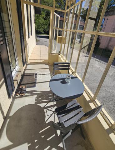 Jolie maison au calme avec potentiel d'agrandissement

Venez découvrir cette charmante maison d'environ 60 m² habitables, située au calme et implantée sur une parcelle clôturée de 280 m².

Elle se compose d'une agréable pièce de vie d'environ 23 m² avec espace cuisine et coin repas, de deux chambres ainsi que d'une salle de bains avec douche.

Côté confort : la maison est équipée d'une pompe à chaleur, climatisation, ainsi que d'un poêle à granulés. Les fenêtres sont en double vitrage et le bien est raccordé à l'assainissement collectif.

Un garage complète le bien et offre un espace de rangement ou de stationnement appréciable.

La maison dispose également de combles aménageables, offrant la possibilité de créer environ 30 m² supplémentaires et ainsi d'augmenter considérablement la surface habitable selon vos projets.

Avec son extérieur clôturé, son environnement calme et son beau potentiel d'évolution, cette maison conviendra aussi bien à un premier achat, un projet familial ou un investissement locatif.

✨ Une jolie maisonnette pleine de potentiel à découvrir sans tarder !
