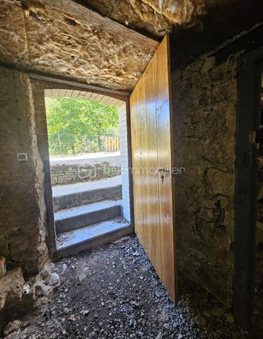 Jolie maison au calme avec potentiel d'agrandissement

Venez découvrir cette charmante maison d'environ 60 m² habitables, située au calme et implantée sur une parcelle clôturée de 280 m².

Elle se compose d'une agréable pièce de vie d'environ 23 m² avec espace cuisine et coin repas, de deux chambres ainsi que d'une salle de bains avec douche.

Côté confort : la maison est équipée d'une pompe à chaleur, climatisation, ainsi que d'un poêle à granulés. Les fenêtres sont en double vitrage et le bien est raccordé à l'assainissement collectif.

Un garage complète le bien et offre un espace de rangement ou de stationnement appréciable.

La maison dispose également de combles aménageables, offrant la possibilité de créer environ 30 m² supplémentaires et ainsi d'augmenter considérablement la surface habitable selon vos projets.

Avec son extérieur clôturé, son environnement calme et son beau potentiel d'évolution, cette maison conviendra aussi bien à un premier achat, un projet familial ou un investissement locatif.

✨ Une jolie maisonnette pleine de potentiel à découvrir sans tarder !