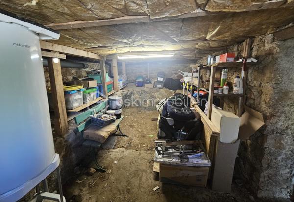Jolie maison au calme avec potentiel d'agrandissement

Venez découvrir cette charmante maison d'environ 60 m² habitables, située au calme et implantée sur une parcelle clôturée de 280 m².

Elle se compose d'une agréable pièce de vie d'environ 23 m² avec espace cuisine et coin repas, de deux chambres ainsi que d'une salle de bains avec douche.

Côté confort : la maison est équipée d'une pompe à chaleur, climatisation, ainsi que d'un poêle à granulés. Les fenêtres sont en double vitrage et le bien est raccordé à l'assainissement collectif.

Un garage complète le bien et offre un espace de rangement ou de stationnement appréciable.

La maison dispose également de combles aménageables, offrant la possibilité de créer environ 30 m² supplémentaires et ainsi d'augmenter considérablement la surface habitable selon vos projets.

Avec son extérieur clôturé, son environnement calme et son beau potentiel d'évolution, cette maison conviendra aussi bien à un premier achat, un projet familial ou un investissement locatif.

✨ Une jolie maisonnette pleine de potentiel à découvrir sans tarder !