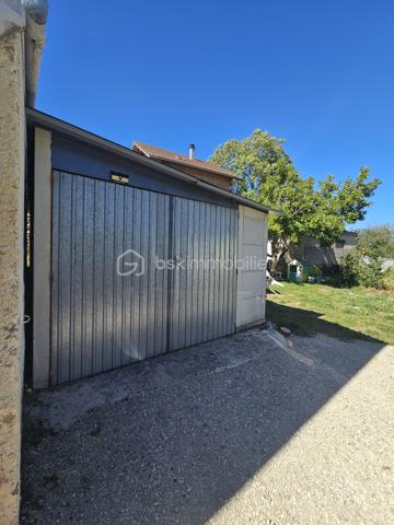 Jolie maison au calme avec potentiel d'agrandissement

Venez découvrir cette charmante maison d'environ 60 m² habitables, située au calme et implantée sur une parcelle clôturée de 280 m².

Elle se compose d'une agréable pièce de vie d'environ 23 m² avec espace cuisine et coin repas, de deux chambres ainsi que d'une salle de bains avec douche.

Côté confort : la maison est équipée d'une pompe à chaleur, climatisation, ainsi que d'un poêle à granulés. Les fenêtres sont en double vitrage et le bien est raccordé à l'assainissement collectif.

Un garage complète le bien et offre un espace de rangement ou de stationnement appréciable.

La maison dispose également de combles aménageables, offrant la possibilité de créer environ 30 m² supplémentaires et ainsi d'augmenter considérablement la surface habitable selon vos projets.

Avec son extérieur clôturé, son environnement calme et son beau potentiel d'évolution, cette maison conviendra aussi bien à un premier achat, un projet familial ou un investissement locatif.

✨ Une jolie maisonnette pleine de potentiel à découvrir sans tarder !