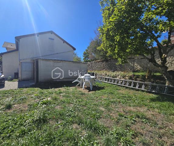 Jolie maison au calme avec potentiel d'agrandissement

Venez découvrir cette charmante maison d'environ 60 m² habitables, située au calme et implantée sur une parcelle clôturée de 280 m².

Elle se compose d'une agréable pièce de vie d'environ 23 m² avec espace cuisine et coin repas, de deux chambres ainsi que d'une salle de bains avec douche.

Côté confort : la maison est équipée d'une pompe à chaleur, climatisation, ainsi que d'un poêle à granulés. Les fenêtres sont en double vitrage et le bien est raccordé à l'assainissement collectif.

Un garage complète le bien et offre un espace de rangement ou de stationnement appréciable.

La maison dispose également de combles aménageables, offrant la possibilité de créer environ 30 m² supplémentaires et ainsi d'augmenter considérablement la surface habitable selon vos projets.

Avec son extérieur clôturé, son environnement calme et son beau potentiel d'évolution, cette maison conviendra aussi bien à un premier achat, un projet familial ou un investissement locatif.

✨ Une jolie maisonnette pleine de potentiel à découvrir sans tarder !