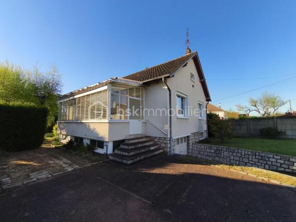 Cette charmante maison familiale de 92 m² habitables séduira par ses beaux volumes et son fort potentiel d’évolution.

Édifiée sur un superbe terrain plat de 1 065 m² entièrement clôturé et soigneusement entretenu, la propriété offre un espace extérieur idéal pour profiter pleinement des beaux jours, en toute tranquillité.

La maison se compose d’une cuisine aménagée, d’un séjour chaleureux avec salon et salle à manger, prolongé par une véranda lumineuse, véritable pièce de vie supplémentaire, parfaite pour les moments de détente en toute saison.

L’espace nuit comprend trois chambres confortables, toutes dotées d’un magnifique parquet bois, une salle d’eau et des WC indépendants.

Atout majeur de ce bien, le grenier aménageable propose un plateau d’environ 110 m², déjà habillé d’un superbe parquet en bois, accessible par une trappe équipée d’un escalier située dans le couloir. Un espace aux possibilités exceptionnelles : suite parentale, chambres supplémentaires, bureau ou salle de loisirs.

Le sous-sol complet en meulière, sain et fonctionnel, comprend :
un garage,
une cave,
un atelier,
une buanderie,
une chaufferie,
ainsi qu’un adoucisseur d’eau.

Pour un confort optimal, la maison est équipée de volets roulants électriques.
Un bien rare sur le secteur, idéal pour une famille à la recherche de calme, d’espace et de caractère, offrant un fort potentiel de valorisation dans un environnement naturel privilégié.
