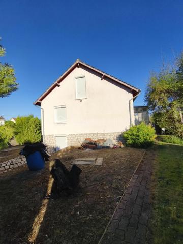 Cette charmante maison familiale de 92 m² habitables séduira par ses beaux volumes et son fort potentiel d’évolution.

Édifiée sur un superbe terrain plat de 1 065 m² entièrement clôturé et soigneusement entretenu, la propriété offre un espace extérieur idéal pour profiter pleinement des beaux jours, en toute tranquillité.

La maison se compose d’une cuisine aménagée, d’un séjour chaleureux avec salon et salle à manger, prolongé par une véranda lumineuse, véritable pièce de vie supplémentaire, parfaite pour les moments de détente en toute saison.

L’espace nuit comprend trois chambres confortables, toutes dotées d’un magnifique parquet bois, une salle d’eau et des WC indépendants.

Atout majeur de ce bien, le grenier aménageable propose un plateau d’environ 110 m², déjà habillé d’un superbe parquet en bois, accessible par une trappe équipée d’un escalier située dans le couloir. Un espace aux possibilités exceptionnelles : suite parentale, chambres supplémentaires, bureau ou salle de loisirs.

Le sous-sol complet en meulière, sain et fonctionnel, comprend :
un garage,
une cave,
un atelier,
une buanderie,
une chaufferie,
ainsi qu’un adoucisseur d’eau.

Pour un confort optimal, la maison est équipée de volets roulants électriques.
Un bien rare sur le secteur, idéal pour une famille à la recherche de calme, d’espace et de caractère, offrant un fort potentiel de valorisation dans un environnement naturel privilégié.