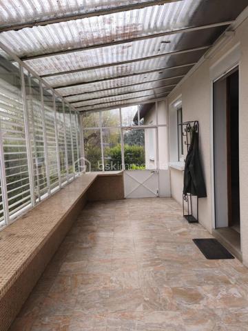 Cette charmante maison familiale de 92 m² habitables séduira par ses beaux volumes et son fort potentiel d’évolution.

Édifiée sur un superbe terrain plat de 1 065 m² entièrement clôturé et soigneusement entretenu, la propriété offre un espace extérieur idéal pour profiter pleinement des beaux jours, en toute tranquillité.

La maison se compose d’une cuisine aménagée, d’un séjour chaleureux avec salon et salle à manger, prolongé par une véranda lumineuse, véritable pièce de vie supplémentaire, parfaite pour les moments de détente en toute saison.

L’espace nuit comprend trois chambres confortables, toutes dotées d’un magnifique parquet bois, une salle d’eau et des WC indépendants.

Atout majeur de ce bien, le grenier aménageable propose un plateau d’environ 110 m², déjà habillé d’un superbe parquet en bois, accessible par une trappe équipée d’un escalier située dans le couloir. Un espace aux possibilités exceptionnelles : suite parentale, chambres supplémentaires, bureau ou salle de loisirs.

Le sous-sol complet en meulière, sain et fonctionnel, comprend :
un garage,
une cave,
un atelier,
une buanderie,
une chaufferie,
ainsi qu’un adoucisseur d’eau.

Pour un confort optimal, la maison est équipée de volets roulants électriques.
Un bien rare sur le secteur, idéal pour une famille à la recherche de calme, d’espace et de caractère, offrant un fort potentiel de valorisation dans un environnement naturel privilégié.