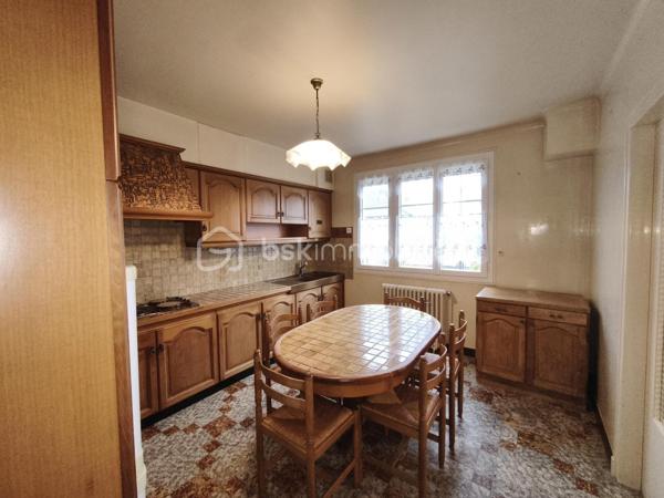 Cette charmante maison familiale de 92 m² habitables séduira par ses beaux volumes et son fort potentiel d’évolution.

Édifiée sur un superbe terrain plat de 1 065 m² entièrement clôturé et soigneusement entretenu, la propriété offre un espace extérieur idéal pour profiter pleinement des beaux jours, en toute tranquillité.

La maison se compose d’une cuisine aménagée, d’un séjour chaleureux avec salon et salle à manger, prolongé par une véranda lumineuse, véritable pièce de vie supplémentaire, parfaite pour les moments de détente en toute saison.

L’espace nuit comprend trois chambres confortables, toutes dotées d’un magnifique parquet bois, une salle d’eau et des WC indépendants.

Atout majeur de ce bien, le grenier aménageable propose un plateau d’environ 110 m², déjà habillé d’un superbe parquet en bois, accessible par une trappe équipée d’un escalier située dans le couloir. Un espace aux possibilités exceptionnelles : suite parentale, chambres supplémentaires, bureau ou salle de loisirs.

Le sous-sol complet en meulière, sain et fonctionnel, comprend :
un garage,
une cave,
un atelier,
une buanderie,
une chaufferie,
ainsi qu’un adoucisseur d’eau.

Pour un confort optimal, la maison est équipée de volets roulants électriques.
Un bien rare sur le secteur, idéal pour une famille à la recherche de calme, d’espace et de caractère, offrant un fort potentiel de valorisation dans un environnement naturel privilégié.