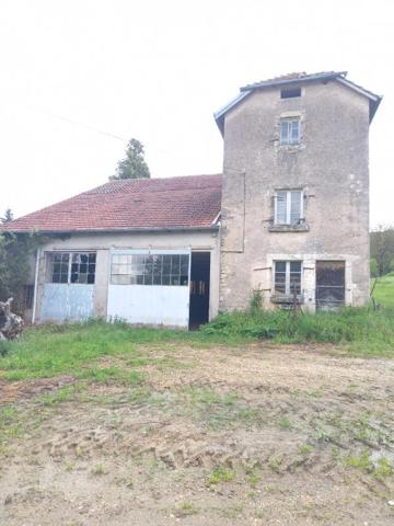 Ferme à rénover de 500 m2 à La Creuse (70240) Axe Vesoul/Lure sur 40 ares de terrain à 15 minutes de Vesoul  à 69 900 euros