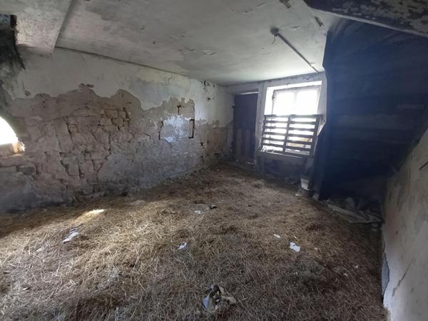 Ferme à rénover de 500 m2 à La Creuse (70240) Axe Vesoul/Lure sur 40 ares de terrain à 15 minutes de Vesoul  à 69 900 euros