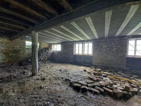 Ferme à rénover de 500 m2 à La Creuse (70240) Axe Vesoul/Lure sur 40 ares de terrain à 15 minutes de Vesoul  à 69 900 euros
