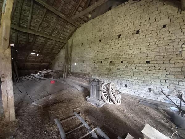 Ferme à rénover de 500 m2 à La Creuse (70240) Axe Vesoul/Lure sur 40 ares de terrain à 15 minutes de Vesoul  à 69 900 euros