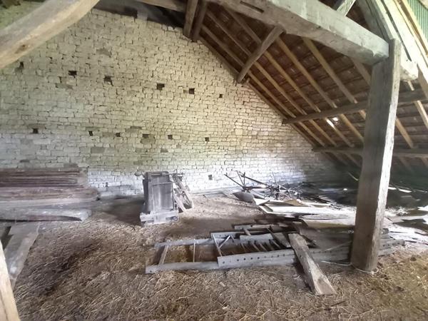 Ferme à rénover de 500 m2 à La Creuse (70240) Axe Vesoul/Lure sur 40 ares de terrain à 15 minutes de Vesoul  à 69 900 euros