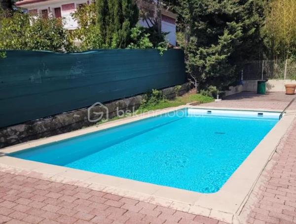 Studio de 27 m² environ situé dans une résidence sécurisée avec piscine ! Parfait pour un premier achat, un pied-à-terre ou un investissement locatif. 
Très bonne rentabilité prévisionnelle.

Il bénéficie d'un bel espace très lumineux avec coin cuisine et salon, d'une salle de douche au goût du jour et d'une terrasse de 18 m² environ.

Piscine dans la résidence.

Climatisé. Triple vitrage

Vendu avec une cave.

Stationnement alentours gratuits.