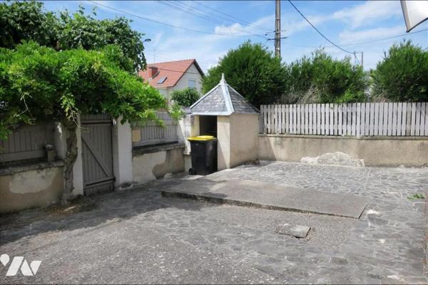 Maison T5 - Sous-sol - Double garage - 3 caves - Cour - 196 m² cadastré.