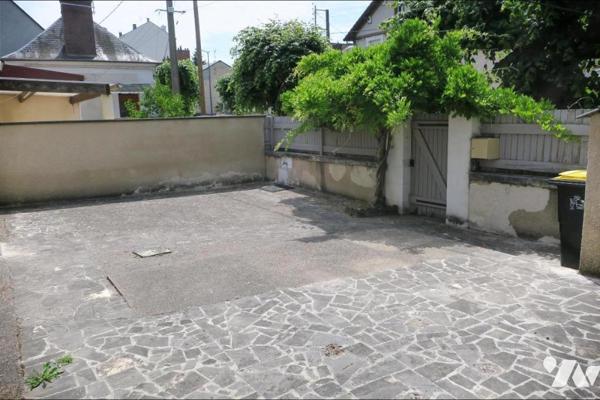 Maison T5 - Sous-sol - Double garage - 3 caves - Cour - 196 m² cadastré.