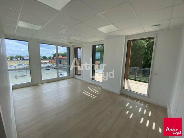 BEAUCOUZE bureaux de 186 m² environ situés au premier étage