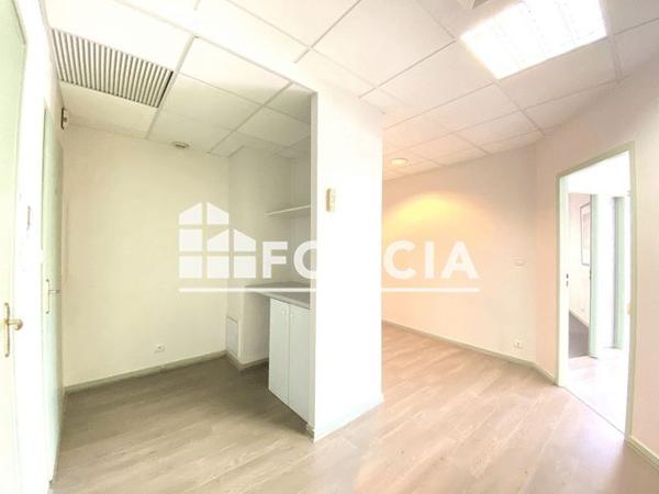 Location Local commercial 2 pièces 47.1 m² - 12 PLACE DES ARTS Thonon Les Bains 74200