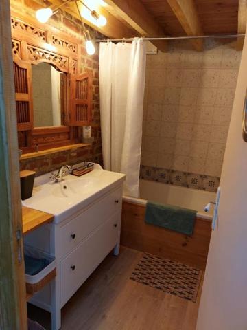 Maison individuelle  à Lille, 4 chambres, 2 salle de bains , jardin + Garage secteur Eurasanté