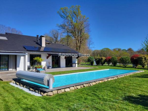 Maison - Proximite oloron-sainte-marie - Réf.:205391 PROXIMITE OLORON MAGNIFIQUE VILLA D'ARCHITECTE DE STYLE CONTEMPORAIN AVEC PISCINE ET VUE SUR LES PYRENEES - BAISSE DE PRIX