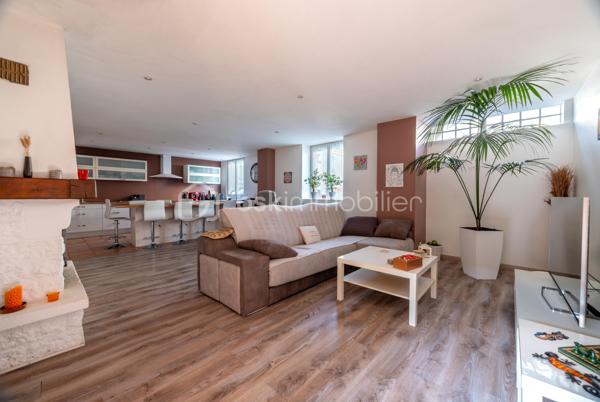 À Buzançais, au cœur d'un environnement urbain proche des commerces et services, découvrez cette agréable maison de caractère d'environ 121 m² habitables, offrant de beaux volumes, une rénovation intérieure soignée et un véritable potentiel d'évolution.

Dès l'entrée, la maison dévoile une belle cour intérieure, véritable espace de respiration au cœur de la propriété, qui dessert les différentes pièces du rez-de-chaussée.
Vous découvrirez une pièce de vie particulièrement généreuse d'environ 50 m², composée d'un salon/salle à manger avec cheminée ouvert sur une cuisine aménagée et équipée. Un ensemble chaleureux, lumineux et convivial, parfaitement adapté à la vie familiale et à la réception.
Le rez-de-chaussée comprend également :
une chambre actuellement utilisée comme bureau pour une activité professionnelle ;
un WC ;

À l'étage, un couloir dessert deux belles chambres, dont une particulièrement spacieuse avec placards, ainsi qu'une seconde chambre d'environ 13 m². Ainsi qu'une salle de bains.
Un espace supplémentaire, actuellement aménagé en bureau ou chambre d'appoint, complète ce niveau.
La maison bénéficie également d'un grenier en tomette d'environ 40 m² au sol, offrant un beau potentiel d'aménagement et d'agrandissement selon les besoins et projets des futurs propriétaires.
Une cave enterrée saine vient compléter l'ensemble.

Une maison familiale pleine de charme, offrant à la fois confort actuel et beau potentiel d'évolution.
À découvrir sans tarder !