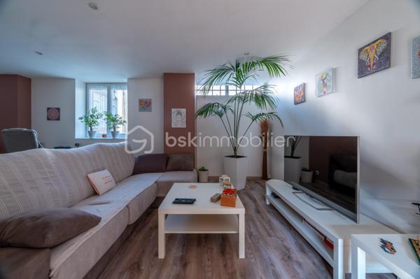 À Buzançais, au cœur d'un environnement urbain proche des commerces et services, découvrez cette agréable maison de caractère d'environ 121 m² habitables, offrant de beaux volumes, une rénovation intérieure soignée et un véritable potentiel d'évolution.

Dès l'entrée, la maison dévoile une belle cour intérieure, véritable espace de respiration au cœur de la propriété, qui dessert les différentes pièces du rez-de-chaussée.
Vous découvrirez une pièce de vie particulièrement généreuse d'environ 50 m², composée d'un salon/salle à manger avec cheminée ouvert sur une cuisine aménagée et équipée. Un ensemble chaleureux, lumineux et convivial, parfaitement adapté à la vie familiale et à la réception.
Le rez-de-chaussée comprend également :
une chambre actuellement utilisée comme bureau pour une activité professionnelle ;
un WC ;

À l'étage, un couloir dessert deux belles chambres, dont une particulièrement spacieuse avec placards, ainsi qu'une seconde chambre d'environ 13 m². Ainsi qu'une salle de bains.
Un espace supplémentaire, actuellement aménagé en bureau ou chambre d'appoint, complète ce niveau.
La maison bénéficie également d'un grenier en tomette d'environ 40 m² au sol, offrant un beau potentiel d'aménagement et d'agrandissement selon les besoins et projets des futurs propriétaires.
Une cave enterrée saine vient compléter l'ensemble.

Une maison familiale pleine de charme, offrant à la fois confort actuel et beau potentiel d'évolution.
À découvrir sans tarder !