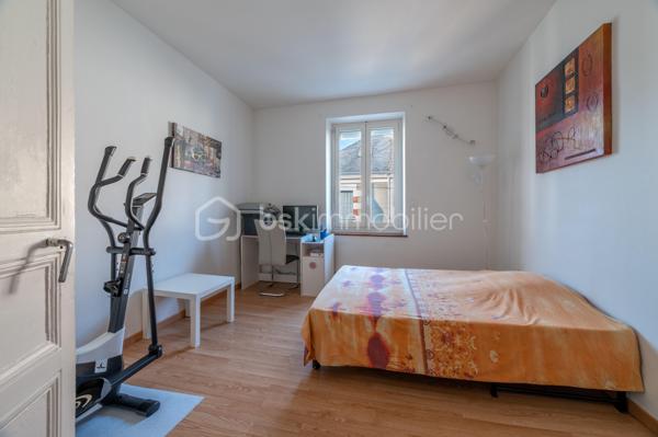 À Buzançais, au cœur d'un environnement urbain proche des commerces et services, découvrez cette agréable maison de caractère d'environ 121 m² habitables, offrant de beaux volumes, une rénovation intérieure soignée et un véritable potentiel d'évolution.

Dès l'entrée, la maison dévoile une belle cour intérieure, véritable espace de respiration au cœur de la propriété, qui dessert les différentes pièces du rez-de-chaussée.
Vous découvrirez une pièce de vie particulièrement généreuse d'environ 50 m², composée d'un salon/salle à manger avec cheminée ouvert sur une cuisine aménagée et équipée. Un ensemble chaleureux, lumineux et convivial, parfaitement adapté à la vie familiale et à la réception.
Le rez-de-chaussée comprend également :
une chambre actuellement utilisée comme bureau pour une activité professionnelle ;
un WC ;

À l'étage, un couloir dessert deux belles chambres, dont une particulièrement spacieuse avec placards, ainsi qu'une seconde chambre d'environ 13 m². Ainsi qu'une salle de bains.
Un espace supplémentaire, actuellement aménagé en bureau ou chambre d'appoint, complète ce niveau.
La maison bénéficie également d'un grenier en tomette d'environ 40 m² au sol, offrant un beau potentiel d'aménagement et d'agrandissement selon les besoins et projets des futurs propriétaires.
Une cave enterrée saine vient compléter l'ensemble.

Une maison familiale pleine de charme, offrant à la fois confort actuel et beau potentiel d'évolution.
À découvrir sans tarder !