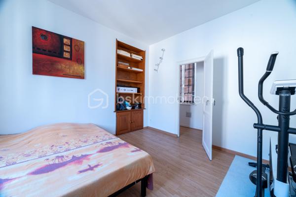 À Buzançais, au cœur d'un environnement urbain proche des commerces et services, découvrez cette agréable maison de caractère d'environ 121 m² habitables, offrant de beaux volumes, une rénovation intérieure soignée et un véritable potentiel d'évolution.

Dès l'entrée, la maison dévoile une belle cour intérieure, véritable espace de respiration au cœur de la propriété, qui dessert les différentes pièces du rez-de-chaussée.
Vous découvrirez une pièce de vie particulièrement généreuse d'environ 50 m², composée d'un salon/salle à manger avec cheminée ouvert sur une cuisine aménagée et équipée. Un ensemble chaleureux, lumineux et convivial, parfaitement adapté à la vie familiale et à la réception.
Le rez-de-chaussée comprend également :
une chambre actuellement utilisée comme bureau pour une activité professionnelle ;
un WC ;

À l'étage, un couloir dessert deux belles chambres, dont une particulièrement spacieuse avec placards, ainsi qu'une seconde chambre d'environ 13 m². Ainsi qu'une salle de bains.
Un espace supplémentaire, actuellement aménagé en bureau ou chambre d'appoint, complète ce niveau.
La maison bénéficie également d'un grenier en tomette d'environ 40 m² au sol, offrant un beau potentiel d'aménagement et d'agrandissement selon les besoins et projets des futurs propriétaires.
Une cave enterrée saine vient compléter l'ensemble.

Une maison familiale pleine de charme, offrant à la fois confort actuel et beau potentiel d'évolution.
À découvrir sans tarder !