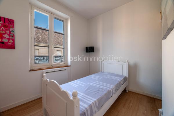 À Buzançais, au cœur d'un environnement urbain proche des commerces et services, découvrez cette agréable maison de caractère d'environ 121 m² habitables, offrant de beaux volumes, une rénovation intérieure soignée et un véritable potentiel d'évolution.

Dès l'entrée, la maison dévoile une belle cour intérieure, véritable espace de respiration au cœur de la propriété, qui dessert les différentes pièces du rez-de-chaussée.
Vous découvrirez une pièce de vie particulièrement généreuse d'environ 50 m², composée d'un salon/salle à manger avec cheminée ouvert sur une cuisine aménagée et équipée. Un ensemble chaleureux, lumineux et convivial, parfaitement adapté à la vie familiale et à la réception.
Le rez-de-chaussée comprend également :
une chambre actuellement utilisée comme bureau pour une activité professionnelle ;
un WC ;

À l'étage, un couloir dessert deux belles chambres, dont une particulièrement spacieuse avec placards, ainsi qu'une seconde chambre d'environ 13 m². Ainsi qu'une salle de bains.
Un espace supplémentaire, actuellement aménagé en bureau ou chambre d'appoint, complète ce niveau.
La maison bénéficie également d'un grenier en tomette d'environ 40 m² au sol, offrant un beau potentiel d'aménagement et d'agrandissement selon les besoins et projets des futurs propriétaires.
Une cave enterrée saine vient compléter l'ensemble.

Une maison familiale pleine de charme, offrant à la fois confort actuel et beau potentiel d'évolution.
À découvrir sans tarder !