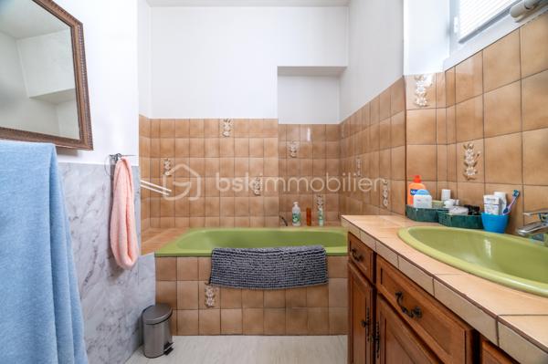 À Buzançais, au cœur d'un environnement urbain proche des commerces et services, découvrez cette agréable maison de caractère d'environ 121 m² habitables, offrant de beaux volumes, une rénovation intérieure soignée et un véritable potentiel d'évolution.

Dès l'entrée, la maison dévoile une belle cour intérieure, véritable espace de respiration au cœur de la propriété, qui dessert les différentes pièces du rez-de-chaussée.
Vous découvrirez une pièce de vie particulièrement généreuse d'environ 50 m², composée d'un salon/salle à manger avec cheminée ouvert sur une cuisine aménagée et équipée. Un ensemble chaleureux, lumineux et convivial, parfaitement adapté à la vie familiale et à la réception.
Le rez-de-chaussée comprend également :
une chambre actuellement utilisée comme bureau pour une activité professionnelle ;
un WC ;

À l'étage, un couloir dessert deux belles chambres, dont une particulièrement spacieuse avec placards, ainsi qu'une seconde chambre d'environ 13 m². Ainsi qu'une salle de bains.
Un espace supplémentaire, actuellement aménagé en bureau ou chambre d'appoint, complète ce niveau.
La maison bénéficie également d'un grenier en tomette d'environ 40 m² au sol, offrant un beau potentiel d'aménagement et d'agrandissement selon les besoins et projets des futurs propriétaires.
Une cave enterrée saine vient compléter l'ensemble.

Une maison familiale pleine de charme, offrant à la fois confort actuel et beau potentiel d'évolution.
À découvrir sans tarder !