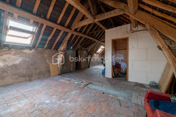 À Buzançais, au cœur d'un environnement urbain proche des commerces et services, découvrez cette agréable maison de caractère d'environ 121 m² habitables, offrant de beaux volumes, une rénovation intérieure soignée et un véritable potentiel d'évolution.

Dès l'entrée, la maison dévoile une belle cour intérieure, véritable espace de respiration au cœur de la propriété, qui dessert les différentes pièces du rez-de-chaussée.
Vous découvrirez une pièce de vie particulièrement généreuse d'environ 50 m², composée d'un salon/salle à manger avec cheminée ouvert sur une cuisine aménagée et équipée. Un ensemble chaleureux, lumineux et convivial, parfaitement adapté à la vie familiale et à la réception.
Le rez-de-chaussée comprend également :
une chambre actuellement utilisée comme bureau pour une activité professionnelle ;
un WC ;

À l'étage, un couloir dessert deux belles chambres, dont une particulièrement spacieuse avec placards, ainsi qu'une seconde chambre d'environ 13 m². Ainsi qu'une salle de bains.
Un espace supplémentaire, actuellement aménagé en bureau ou chambre d'appoint, complète ce niveau.
La maison bénéficie également d'un grenier en tomette d'environ 40 m² au sol, offrant un beau potentiel d'aménagement et d'agrandissement selon les besoins et projets des futurs propriétaires.
Une cave enterrée saine vient compléter l'ensemble.

Une maison familiale pleine de charme, offrant à la fois confort actuel et beau potentiel d'évolution.
À découvrir sans tarder !