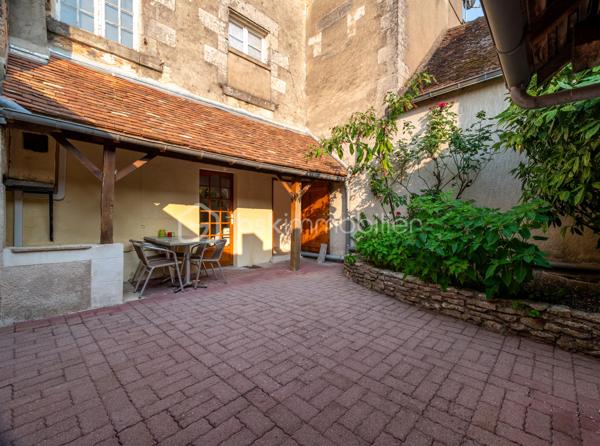 À Buzançais, au cœur d'un environnement urbain proche des commerces et services, découvrez cette agréable maison de caractère d'environ 121 m² habitables, offrant de beaux volumes, une rénovation intérieure soignée et un véritable potentiel d'évolution.

Dès l'entrée, la maison dévoile une belle cour intérieure, véritable espace de respiration au cœur de la propriété, qui dessert les différentes pièces du rez-de-chaussée.
Vous découvrirez une pièce de vie particulièrement généreuse d'environ 50 m², composée d'un salon/salle à manger avec cheminée ouvert sur une cuisine aménagée et équipée. Un ensemble chaleureux, lumineux et convivial, parfaitement adapté à la vie familiale et à la réception.
Le rez-de-chaussée comprend également :
une chambre actuellement utilisée comme bureau pour une activité professionnelle ;
un WC ;

À l'étage, un couloir dessert deux belles chambres, dont une particulièrement spacieuse avec placards, ainsi qu'une seconde chambre d'environ 13 m². Ainsi qu'une salle de bains.
Un espace supplémentaire, actuellement aménagé en bureau ou chambre d'appoint, complète ce niveau.
La maison bénéficie également d'un grenier en tomette d'environ 40 m² au sol, offrant un beau potentiel d'aménagement et d'agrandissement selon les besoins et projets des futurs propriétaires.
Une cave enterrée saine vient compléter l'ensemble.

Une maison familiale pleine de charme, offrant à la fois confort actuel et beau potentiel d'évolution.
À découvrir sans tarder !
