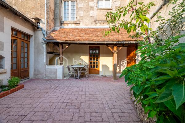 À Buzançais, au cœur d'un environnement urbain proche des commerces et services, découvrez cette agréable maison de caractère d'environ 121 m² habitables, offrant de beaux volumes, une rénovation intérieure soignée et un véritable potentiel d'évolution.

Dès l'entrée, la maison dévoile une belle cour intérieure, véritable espace de respiration au cœur de la propriété, qui dessert les différentes pièces du rez-de-chaussée.
Vous découvrirez une pièce de vie particulièrement généreuse d'environ 50 m², composée d'un salon/salle à manger avec cheminée ouvert sur une cuisine aménagée et équipée. Un ensemble chaleureux, lumineux et convivial, parfaitement adapté à la vie familiale et à la réception.
Le rez-de-chaussée comprend également :
une chambre actuellement utilisée comme bureau pour une activité professionnelle ;
un WC ;

À l'étage, un couloir dessert deux belles chambres, dont une particulièrement spacieuse avec placards, ainsi qu'une seconde chambre d'environ 13 m². Ainsi qu'une salle de bains.
Un espace supplémentaire, actuellement aménagé en bureau ou chambre d'appoint, complète ce niveau.
La maison bénéficie également d'un grenier en tomette d'environ 40 m² au sol, offrant un beau potentiel d'aménagement et d'agrandissement selon les besoins et projets des futurs propriétaires.
Une cave enterrée saine vient compléter l'ensemble.

Une maison familiale pleine de charme, offrant à la fois confort actuel et beau potentiel d'évolution.
À découvrir sans tarder !